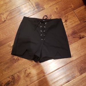 Missguided • High waisted lace up shorts